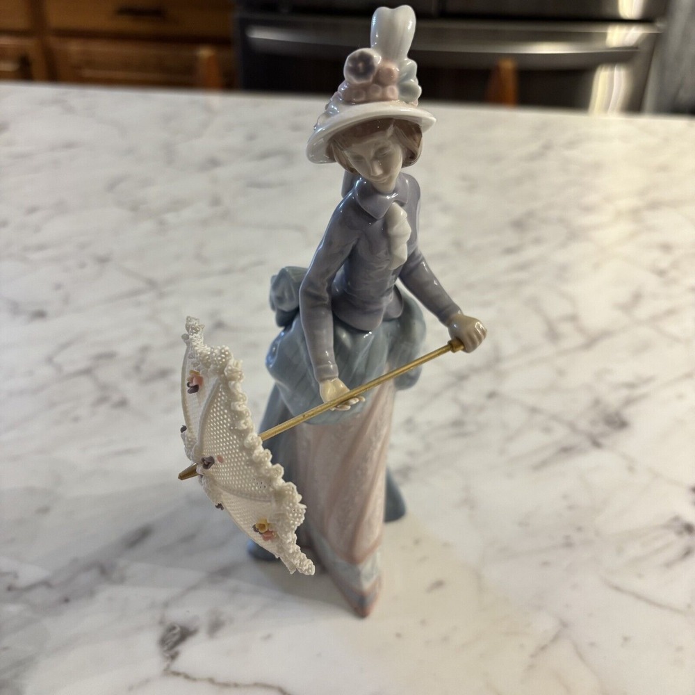 Lladro 5686 On‎ the Avenue RETIRED! Rare! INTACT